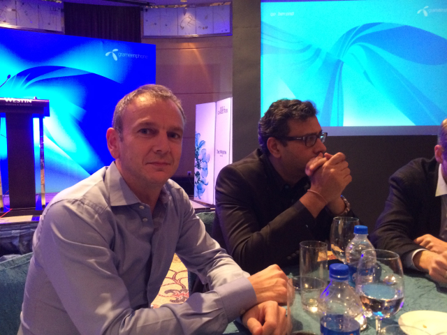ODIN keskustelemassa GrameenPhonen entisen CEO:n, Vivek Soodin, kanssa. Hänestä on nyt tullut Intiassa toimivan Uninorin CEO. 
