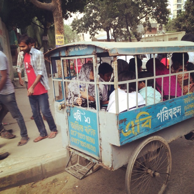 ”Koulubussi” Dhakassa Bangladeshissa